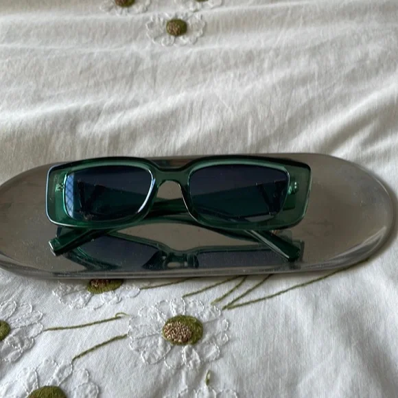 NWOT Chic coloured green sunglasses - Picture 7 of 7